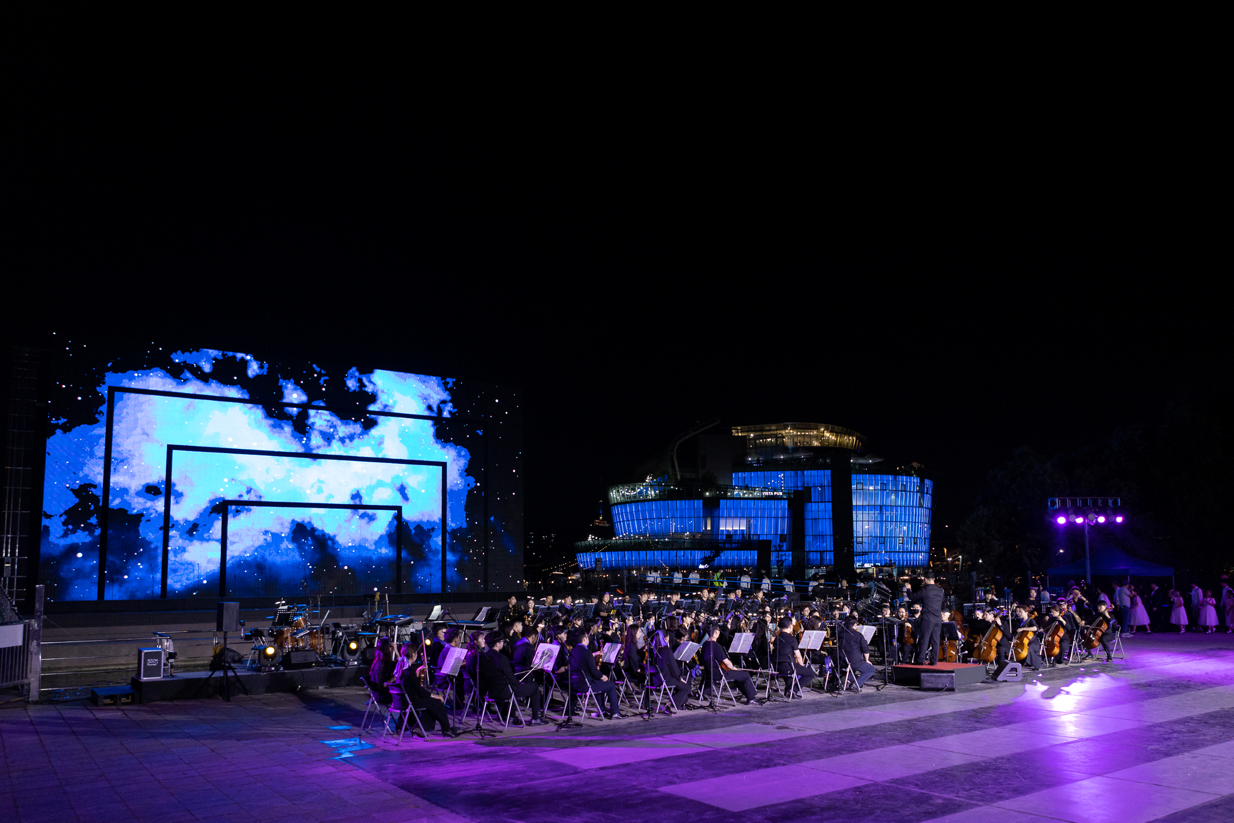 저녁시간, 야외 무대의 오케스트라 연주회 사진2