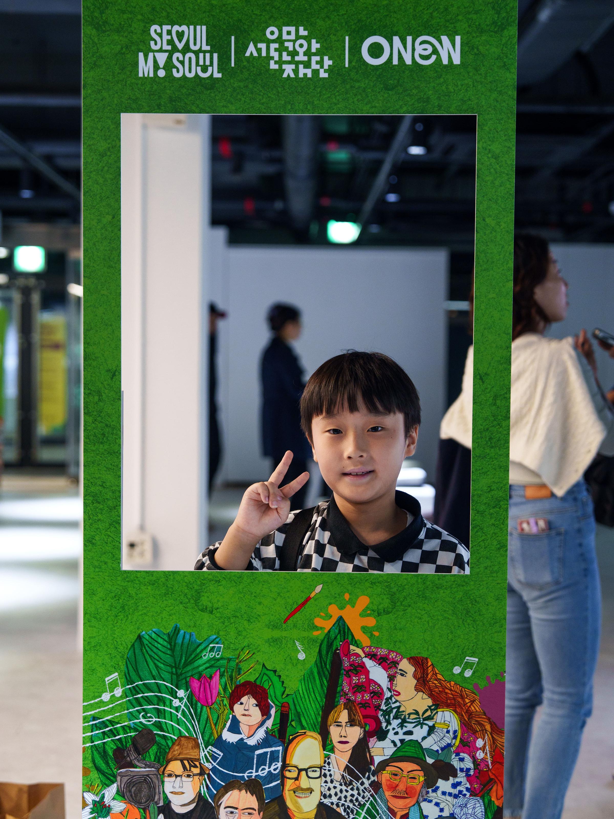 방문자의 폴라로이드 사진 여러 장이 붙어 있는 '발 도장 쿵쿵'이라고 적힌 입간판 세 개가 나란히 세워져있는 사진