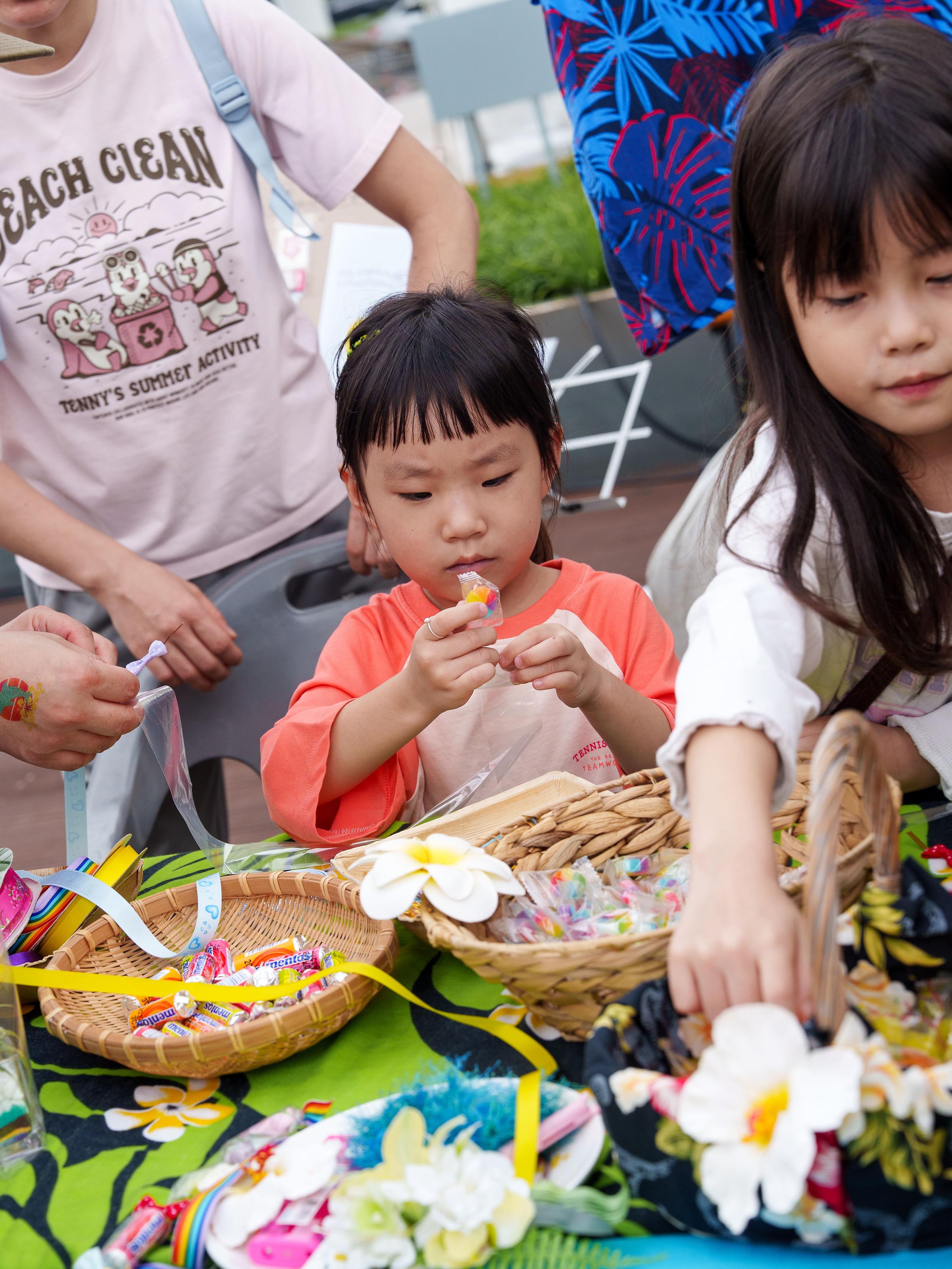 파스텔과 연필을 쥐고 종이에 무언가 적는 어린이의 손 사진