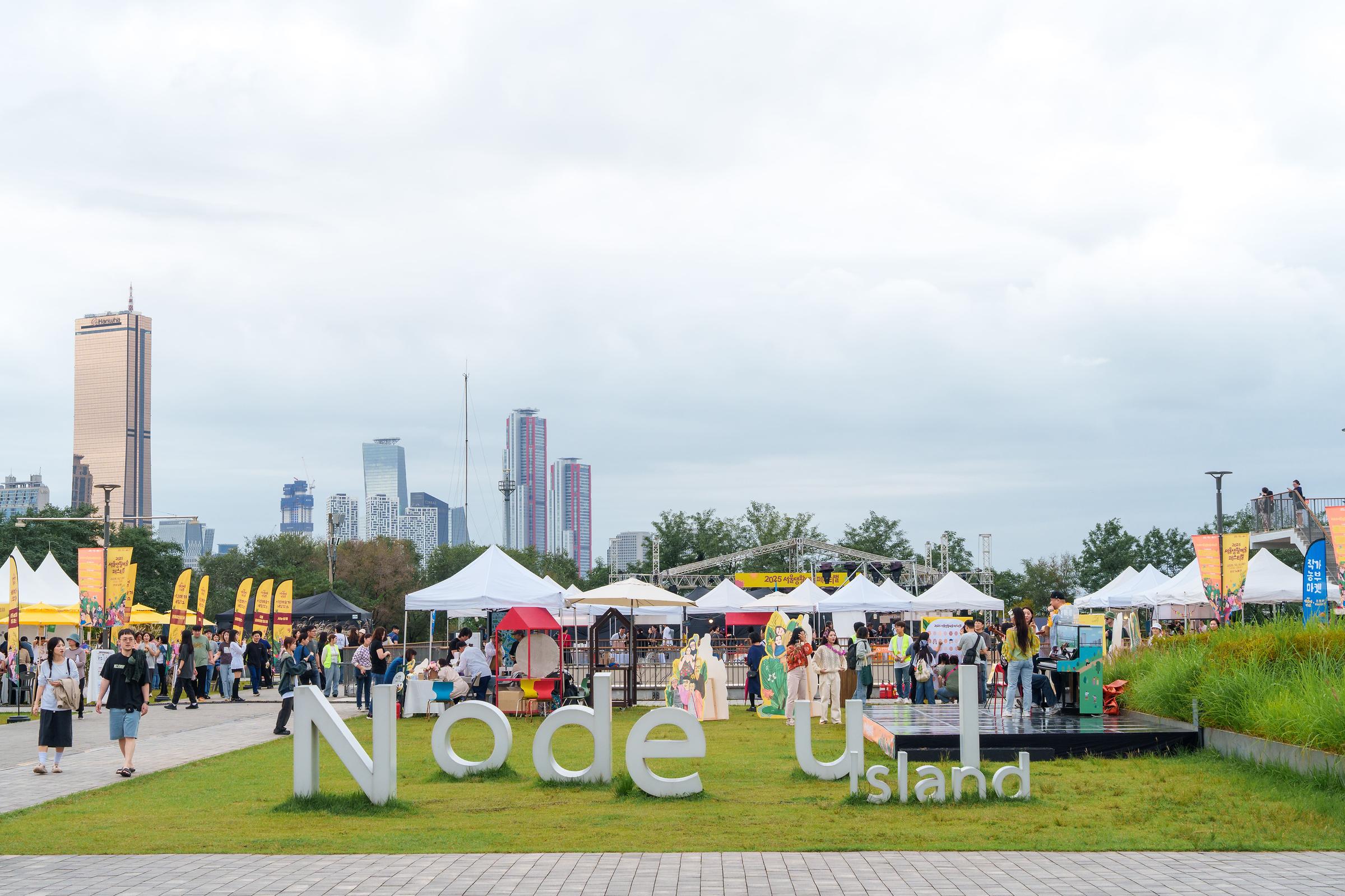 도서관 내부, 앞에 작은 화단이 조성 된 신간 도서 코너 사진