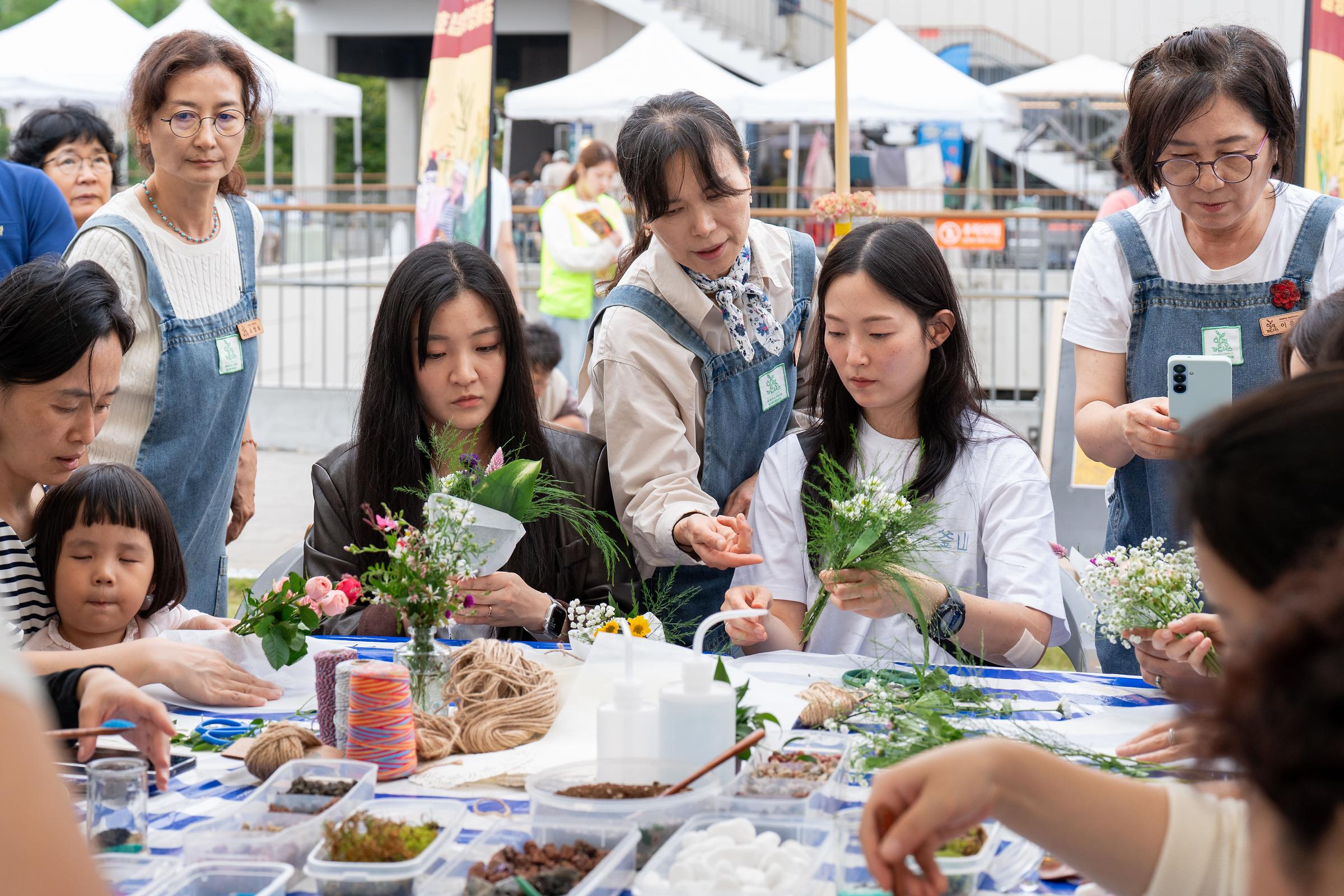 드림캐쳐 등의 매듭 공예품들이 벽에 걸려 전시되어있는 사진