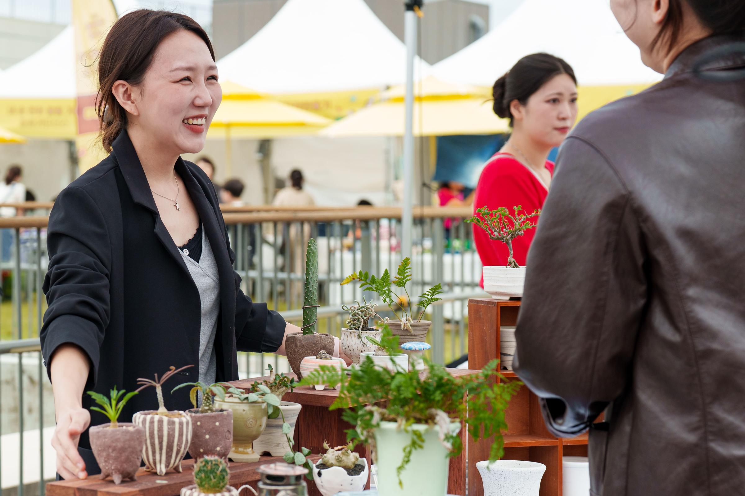 종이 공예로 이루어진 공예품이 흰 테이블 위에 전시되어있는 사진