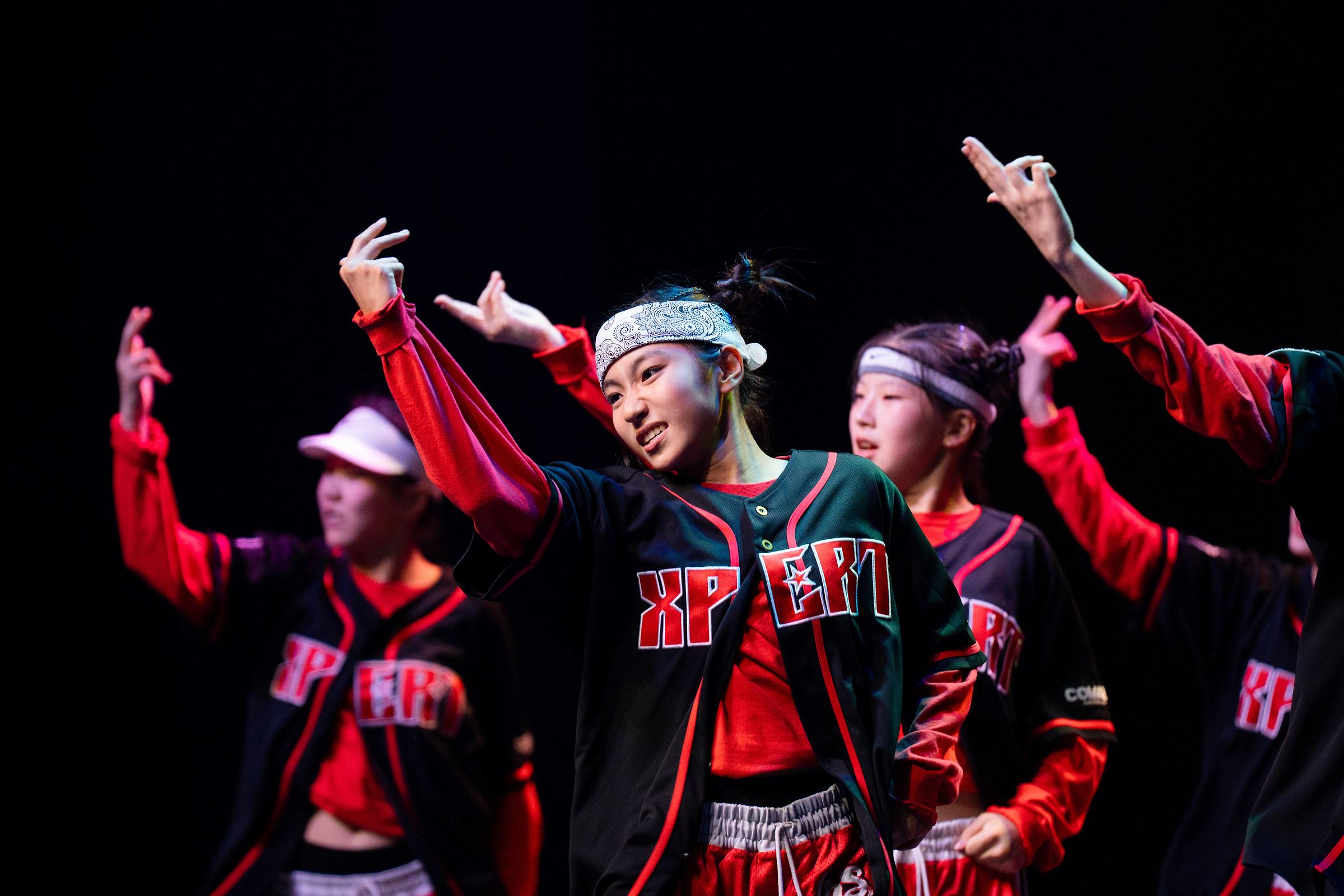 다양한 수공예품이 흰 테이블 위에 전시 된 사진